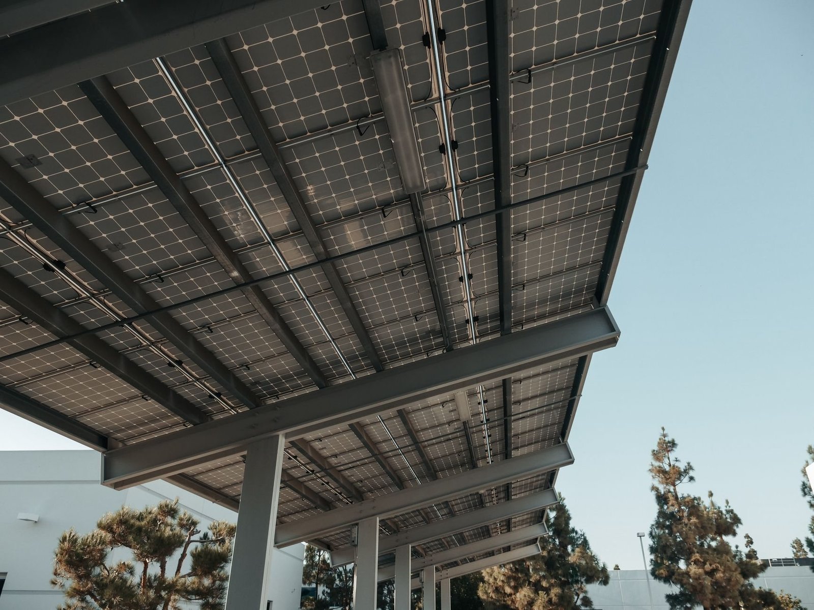 Solaranlage im Unternehmen: Steuer & Recht 2026